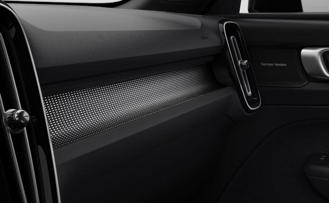 Volvo EX40 252PK Single Motor Extended Range 82 kWh Plus / Lounge pakket / Extra getint glas / Panoramadak / 360 camera / 20''velgen / zwart dak