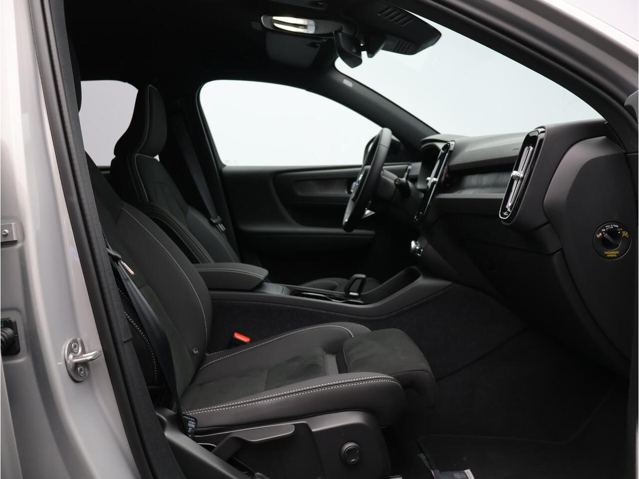 Volvo EX40 Single Motor Extended Range Business Ed. 82 kWh / 360 camera / BLIS / Stoel + stuurwielverwarming / 20'' / Nubuck / Getint glas