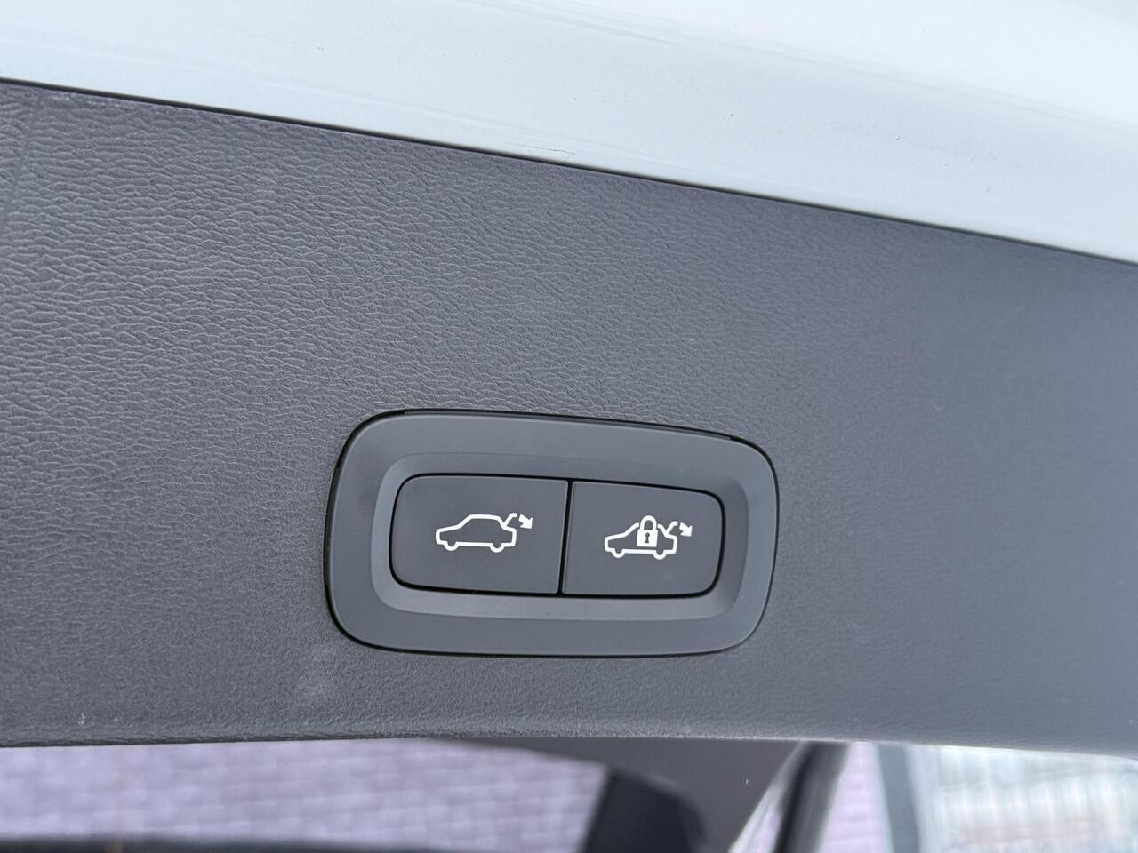 Volvo EX40 Single Motor Extended Range Ultra 82 kWh 17% Bijtelling | Panorama-schuifdak | PBlis | Adaptieve Cruise controle | Google | Stuur + Stoel verwarming | 360° Camera | VOL