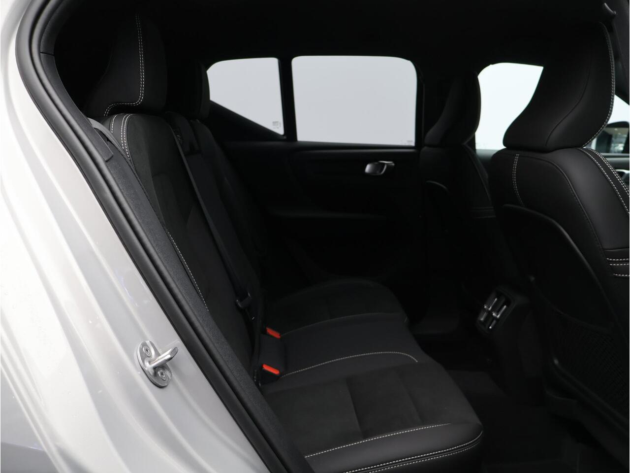 Volvo EX40 Single Motor Extended Range Business Ed. 82 kWh / 360 camera / BLIS / Stoel + stuurwielverwarming / 20'' / Nubuck / Getint glas