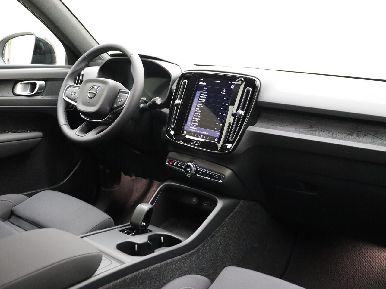 Volvo EX40 Extended Range Plus / Stoel /- en stuurverwarming / Warmtepomp / Extra getint glas / Zwart dak /