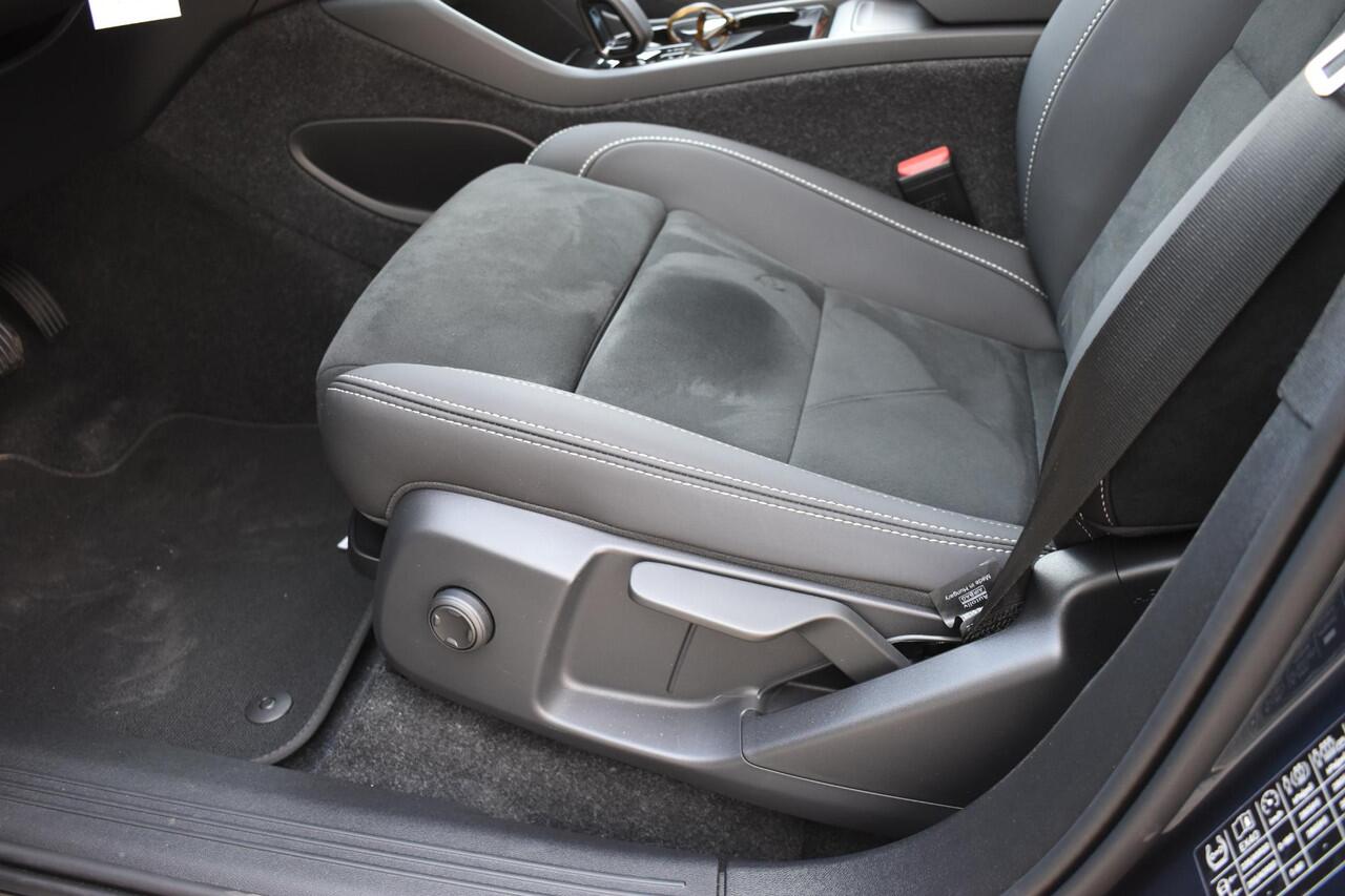 Volvo EX40 252PK Single Motor Extended Range 82 kWh Plus / Lounge Pakket / Extra getint glas / 360 Camera / 20'' velgen / Panoramadak / Zwart dak