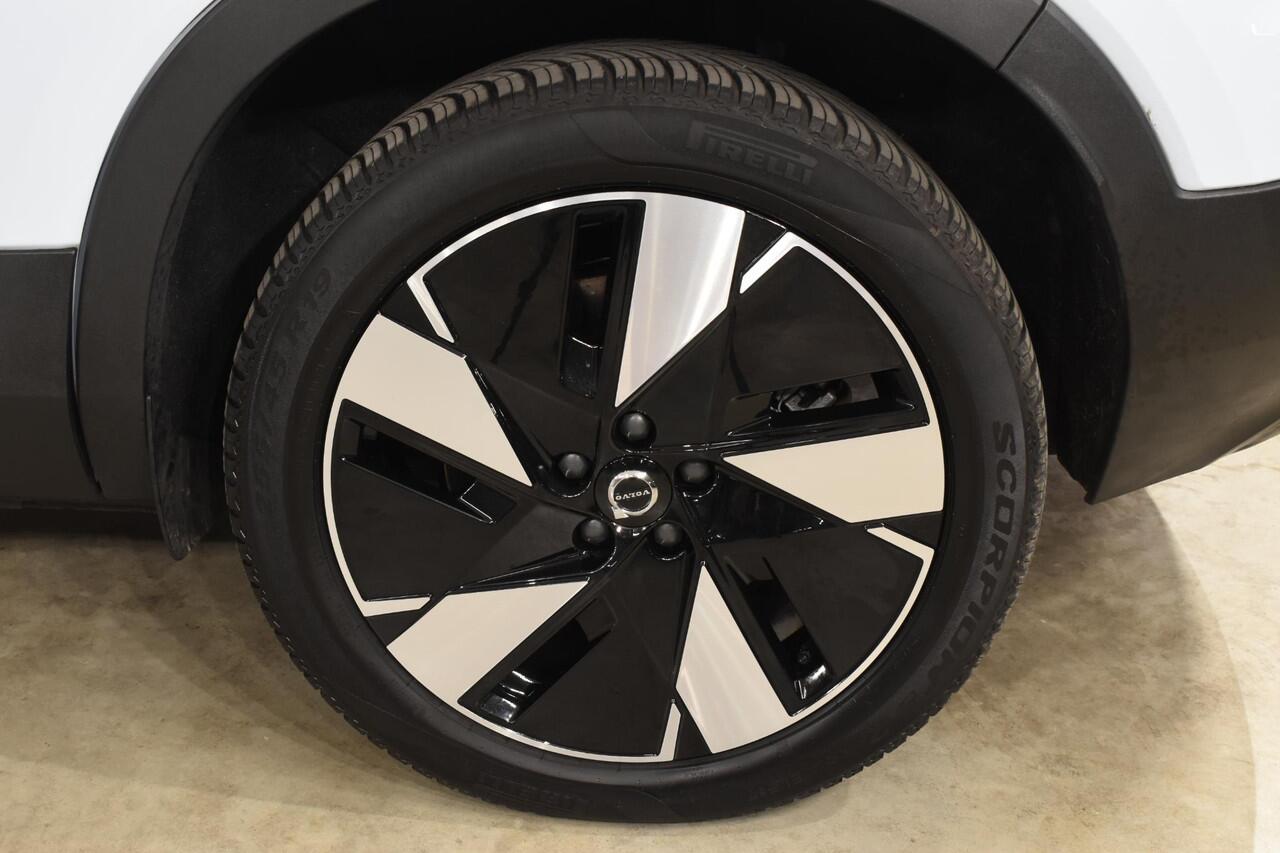 Volvo EX40 252PK Single Motor Extended Range Plus 82 kWh Navigatie / Camera / Adaptive Cruise control / Stuur & Stoelverwarming / Trekhaak / Elektr. achterklep / 19" LM Velgen