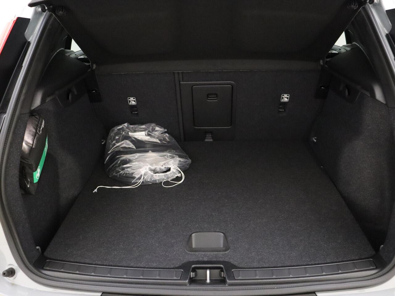 Volvo EX40 Extended Range Core / 360 CAMERA / ADAPT. CRUISE / BLIS / GETINT GLAS / STOELVERWARMING /