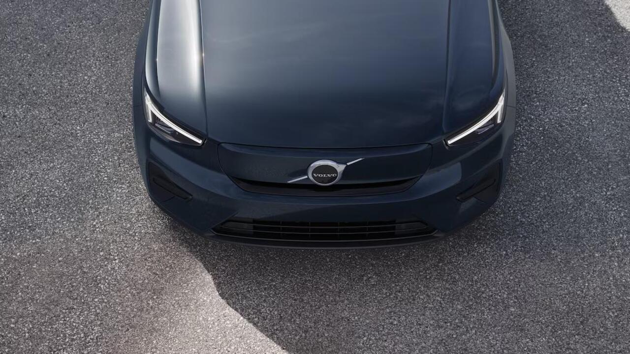 Volvo EX40 Single Motor Extended Range Business Ed. 82 kWh | Direct Leverbaar | Climate Pack | Adaptieve Cruise Control | Harman Kardon Premium Sound | Extra Getint Glas | 360 Graden Camera | BLIS | Luxe Bekleding |