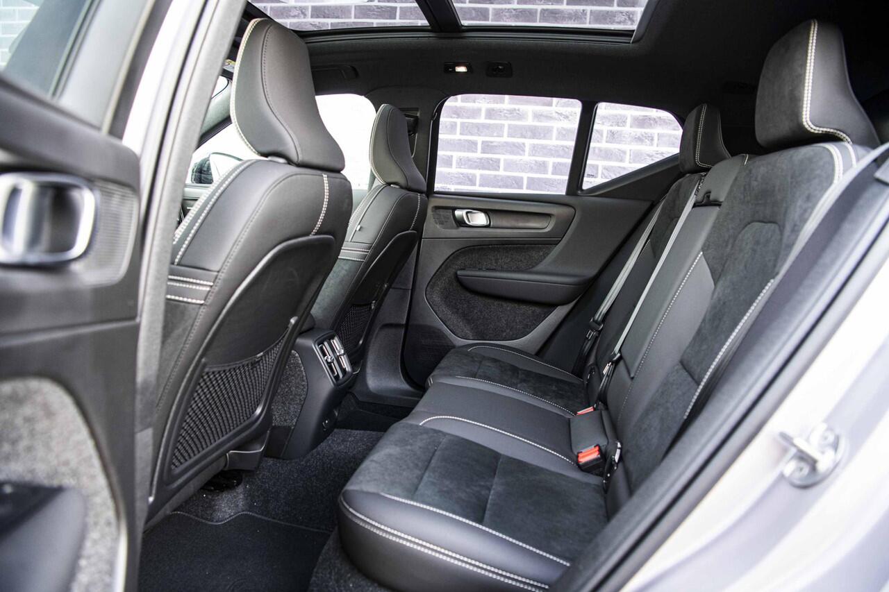 Volvo EX40 Single Motor Extended Range Ultra 82 kWh | Adaptieve Cruise Control | 22" Velgen | Black Pack | Trekhaak | Heico | Schuif/Kanteldak | Stoel + Stuurverwarming | Harman Kardon Audio | Extra Getint Glas Achter |