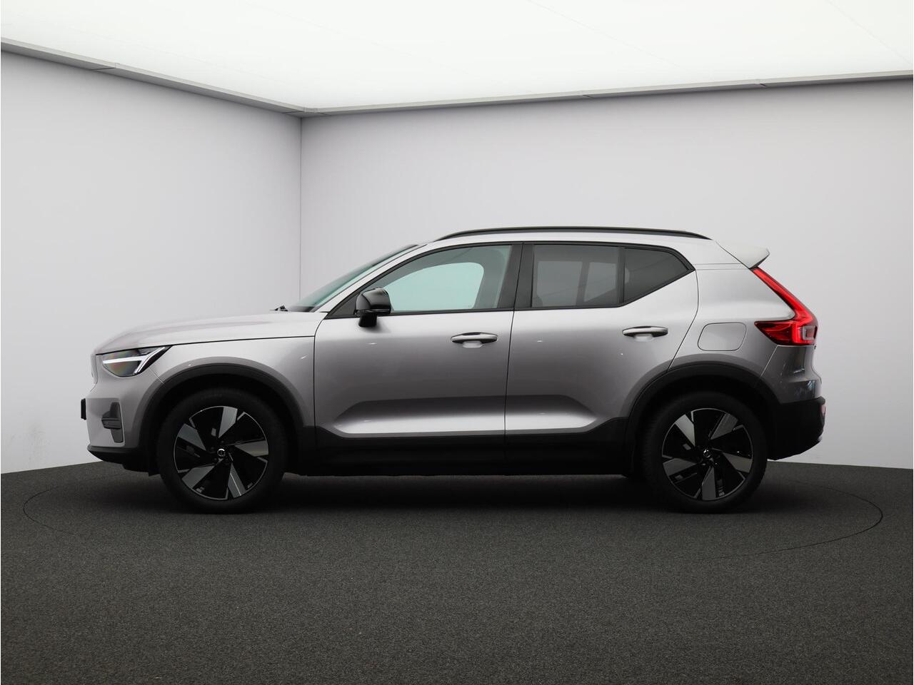 Volvo EX40 Single Motor 252PK Extended Range Core 82 kWh / Business Edition / All Season Banden / Verwarmbare Voorstoelen + Stuurwiel / 19" / Harman Kardon / BLIS / Adaptive Cruise /