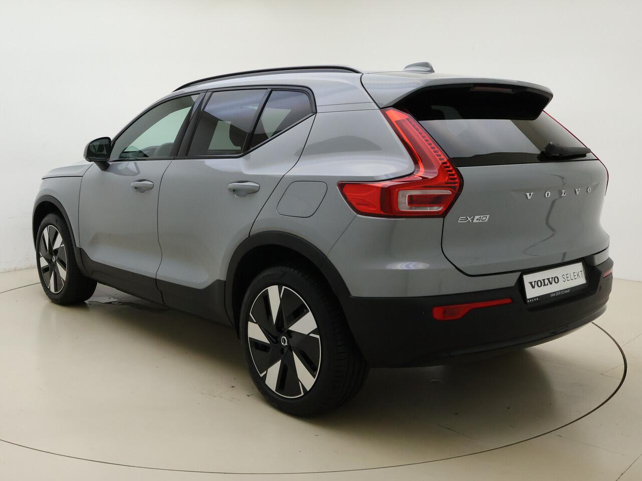 Volvo EX40 Extended Range Plus / Nubuck bekleding / 360 graden camera / Trekhaak / Keyles entry / BLIS / Stoel/- en stuurverwarming /