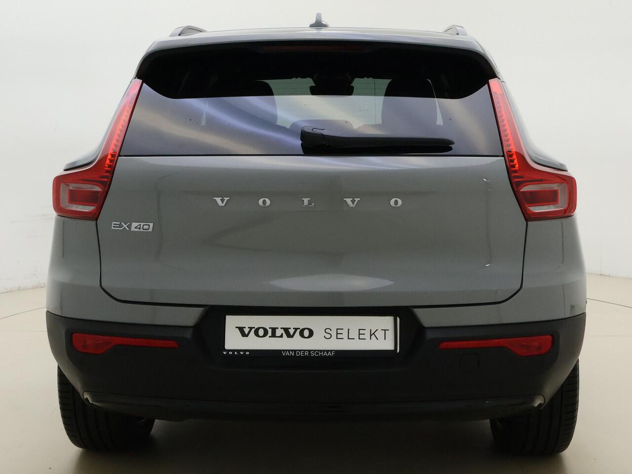 Volvo EX40 Extended Range Plus / Nubuck bekleding / 360 graden camera / Trekhaak / Keyles entry / BLIS / Stoel/- en stuurverwarming /