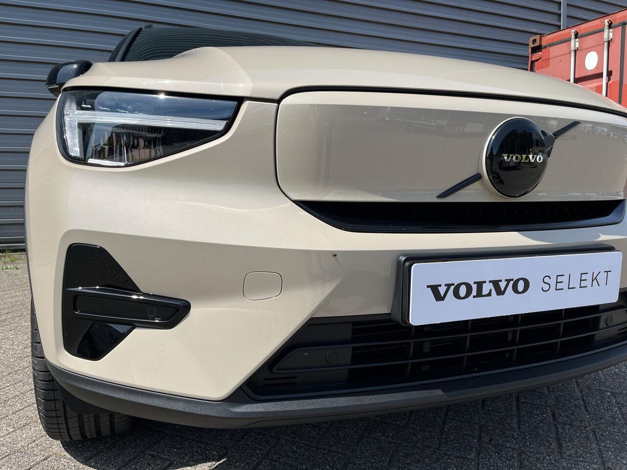 Volvo EX40 Extended Range Plus 82 kWh / Sand Dune Metallic / Dawn bekleding / Black Sheep pakket /