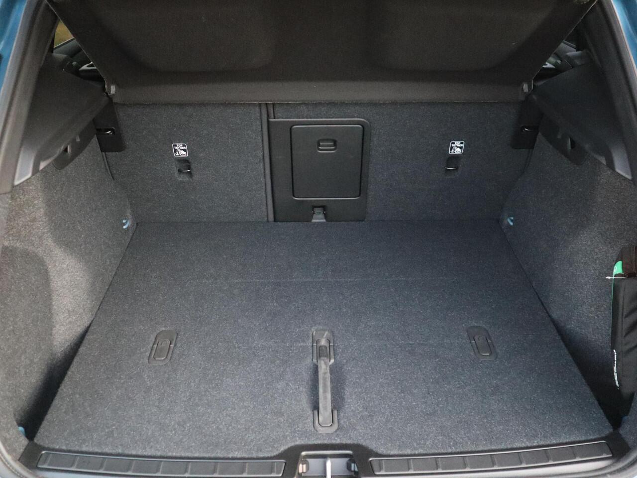 Volvo EX40 Single Motor Extended Range Ultra 82 kWh | Schuif-/ kanteldak| Keyless Entry| 360* Camera| Verwarmbare voorstoelen| Stuurwielverwarming|