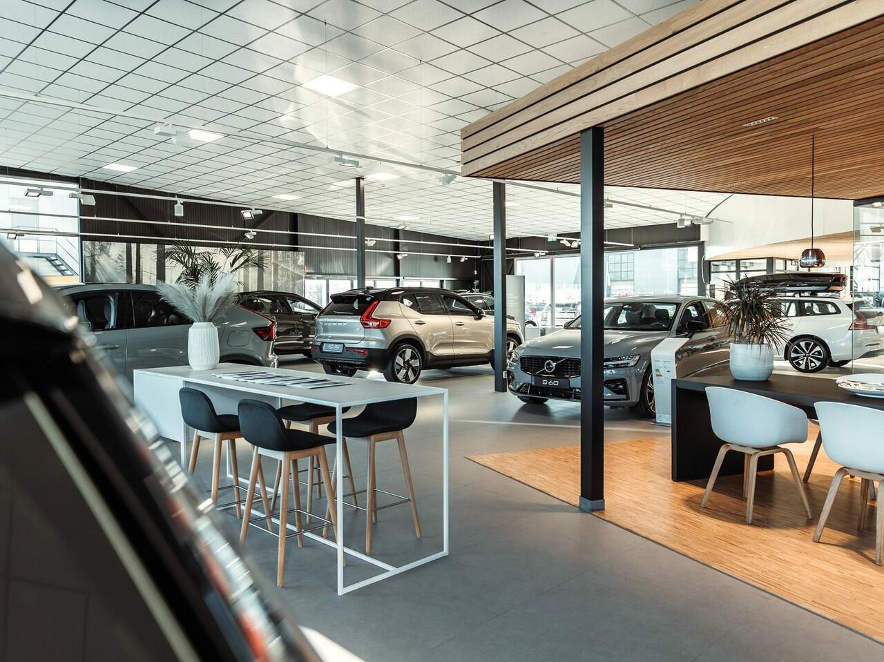 Volvo EX40 Single Motor Extended Range Ultra Automaat / Panoramadak / Privacy Glass / 360* camera / All Seasonbaden / 17% bijtelling 2025