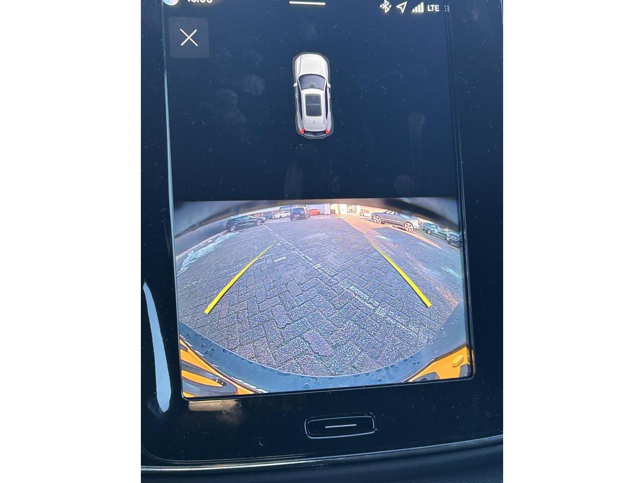 Volvo EX40 Single Motor Extended Range Plus Black Ed. 82 kWh / Harman Kardon / Stoel+Stuurverwarming / Adaptive Cruise / BLIS / Keyless /