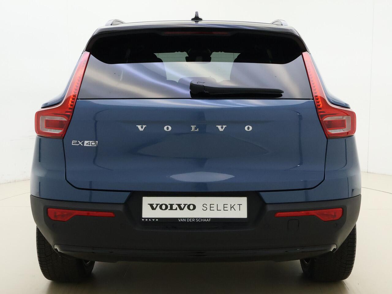Volvo EX40 Extended Range Plus / Voorraadkorting ¤ 6800,- / NIEUW / DIRECT LEVERBAAR / GETINT GLAS / ALL SEASON BANDEN / ZWART DAK /