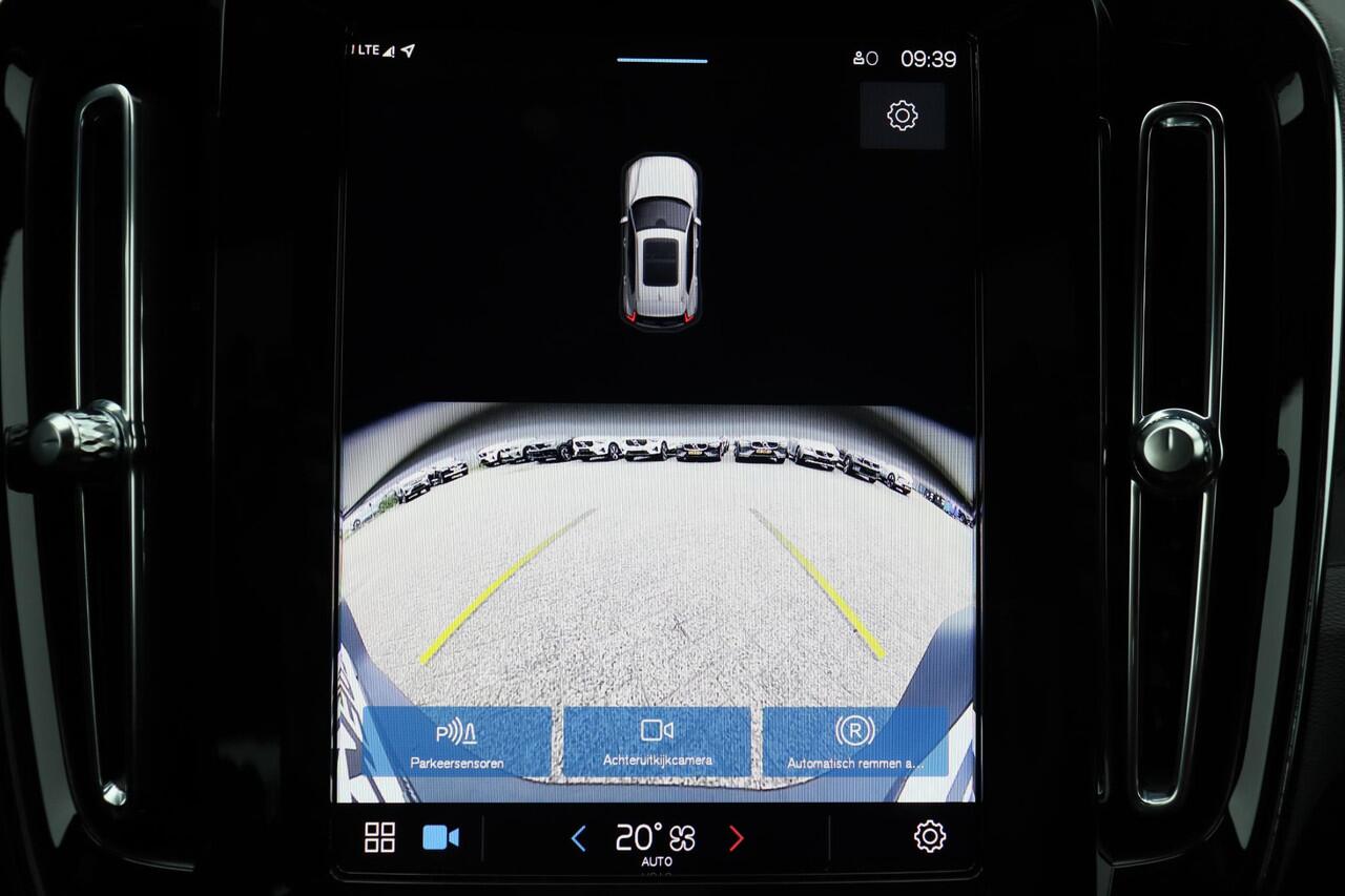 Volvo EX40 Single Motor Core 70 kWh - Parkeercamera achter - Parkeersensoren voor & achter - Luxe lederen bekleding - Cruise control - Zwart Dak - Apple Carplay - Elektr. inklapbare trekhaak - 21' LMV - Fiscale waarde ¤ 48.800,-