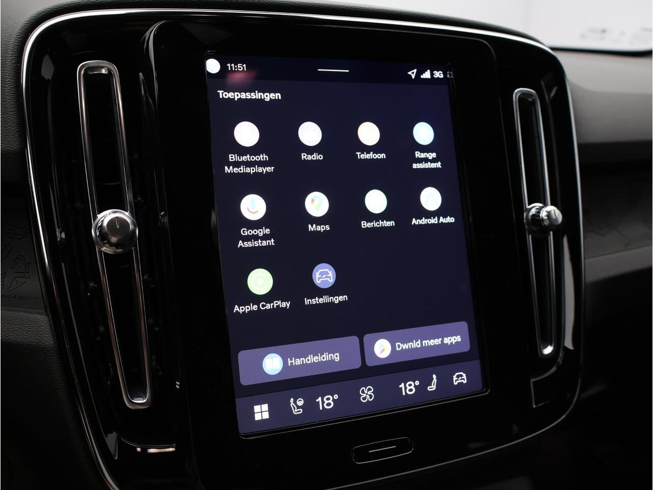 Volvo EX40 Single Motor Extended Range Plus 82 kWh / Stoel en stuurverwarming / Parkeercamera achter / BLIS / Pilot Assist / All Season banden / Extra getint glas achter /