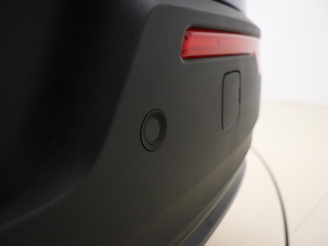 Volvo EX40 Extended Range Plus / Voorraadkorting ¤ 6800,- / NIEUW / DIRECT LEVERBAAR / GETINT GLAS / ALL SEASON BANDEN / ZWART DAK /