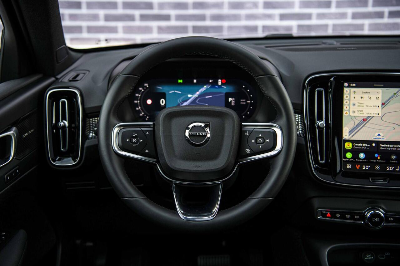 Volvo EX40 Single Motor Extended Range Ultra 82 kWh | Adaptieve Cruise Control | 22" Velgen | Black Pack | Trekhaak | Heico | Schuif/Kanteldak | Stoel + Stuurverwarming | Harman Kardon Audio | Extra Getint Glas Achter |