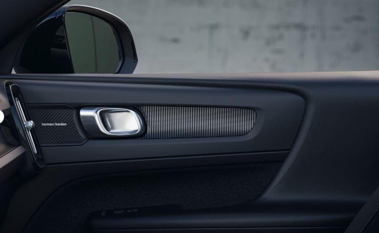 Volvo EX40 252PK Single Motor Extended Range 82 kWh Plus Black Edition/ Lounge Pakket / Panoramadak / Extra getint glas / Nubuck bekleding