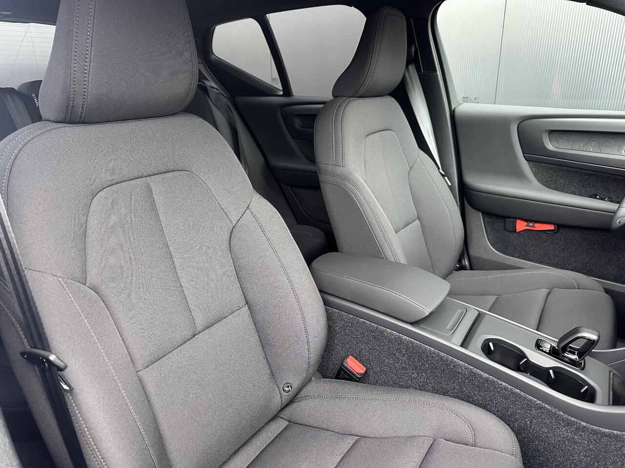 Volvo EX40 Single Motor Extended Range Plus 82 kWh climate line/ extra getint glas/ zwart dak/ all seasonbanden