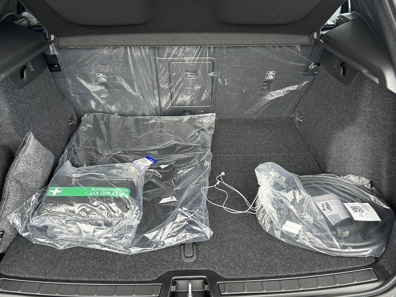 Volvo EX40 Single Motor Extended Range Business Ed. 82 kWh All Season banden / Climate Line / Versatility Pack