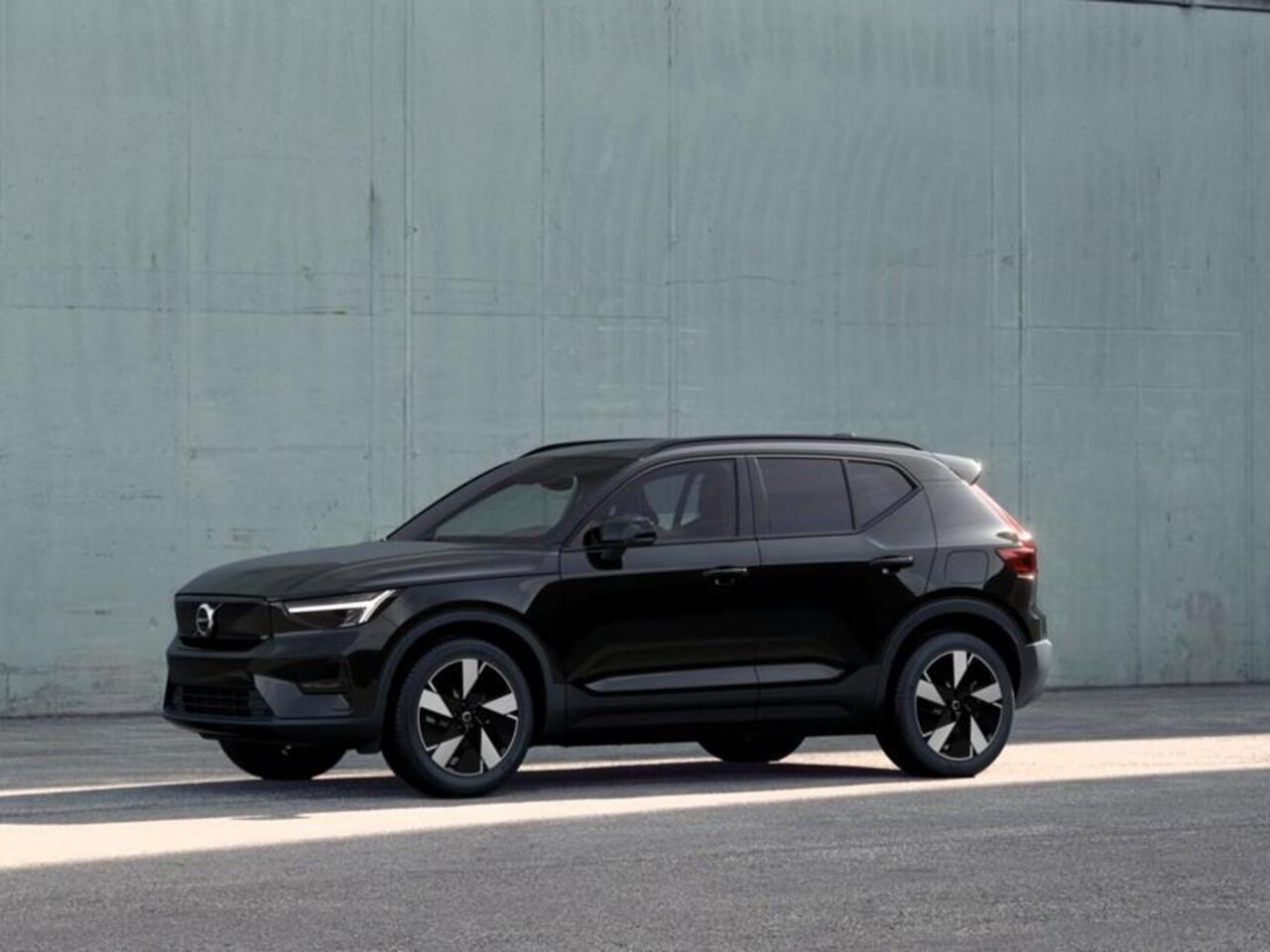 Volvo EX40 Single Motor Extended Range Ultra Automaat / Panoramadak / Privacy Glass / 360* camera / All Seasonbaden / 17% bijtelling 2025