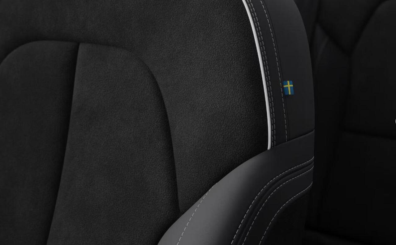 Volvo EX40 Single Motor Extended Range Plus 82 kWh / Panoramadak / Harman Kardon / 360 camera / Microtech/Nubuck / 20'' 5-Spaaks Black Diamond Cut