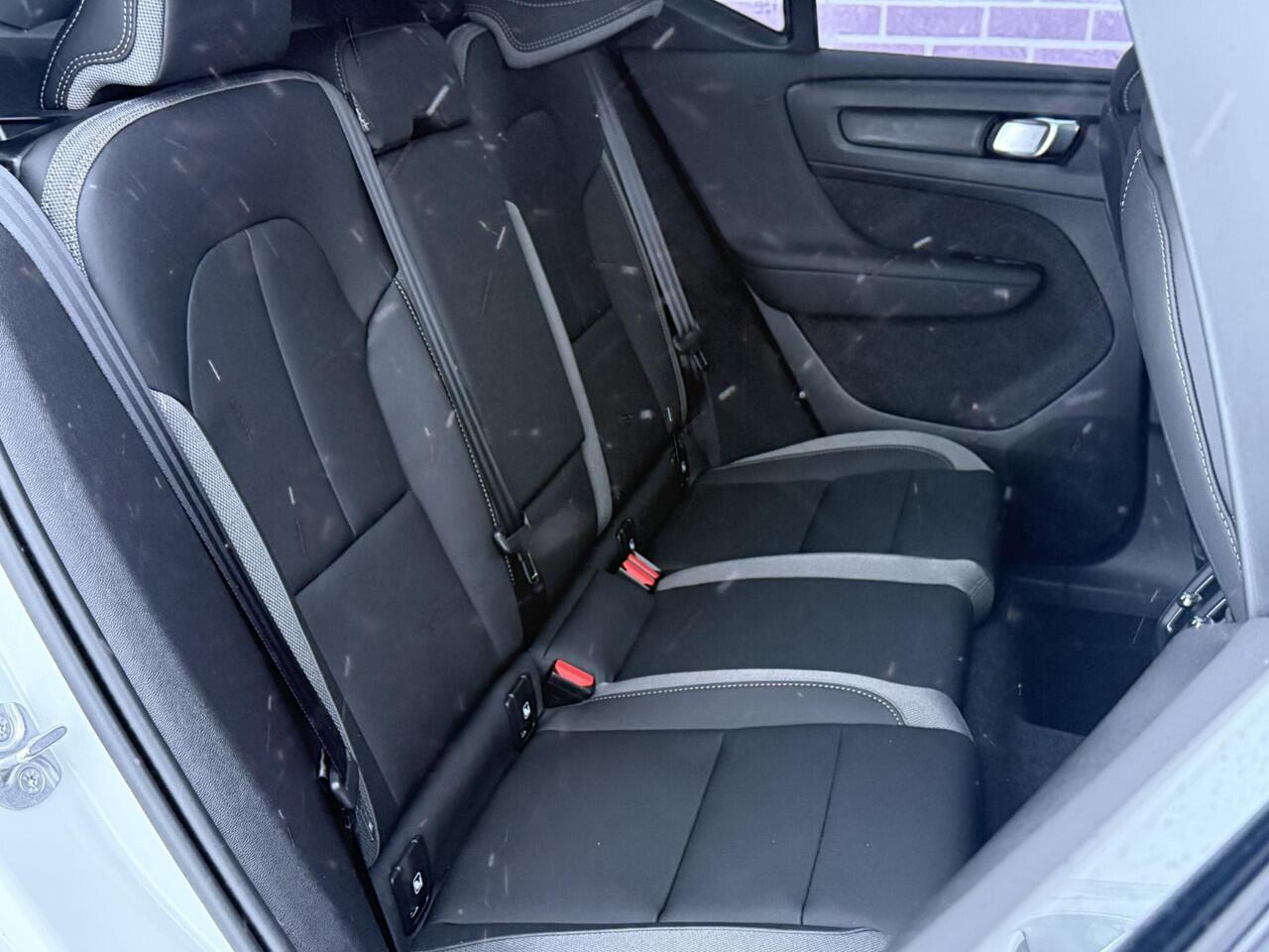 Volvo EX40 Single Motor Extended Range Ultra 82 kWh 17% Bijtelling | Panorama-schuifdak | PBlis | Adaptieve Cruise controle | Google | Stuur + Stoel verwarming | 360° Camera | VOL