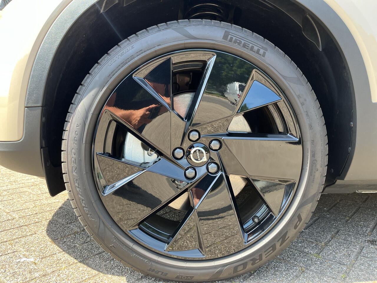 Volvo EX40 Extended Range Plus 82 kWh / Sand Dune Metallic / Dawn bekleding / Black Sheep pakket /