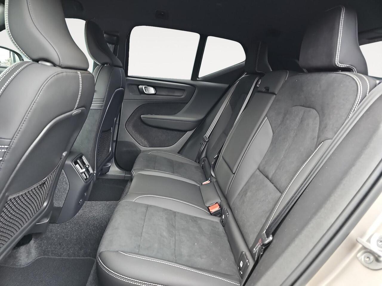 Volvo EX40 Single Motor Extended Range Plus 82 kWh | Stoelverwarming | Extra getint glas | Nubuck interieur | Achteruitrijcamera |