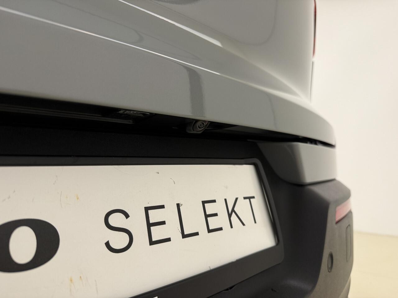 Volvo EX40 Extended Range Plus / Nubuck bekleding / 360 graden camera / Trekhaak / Keyles entry / BLIS / Stoel/- en stuurverwarming /