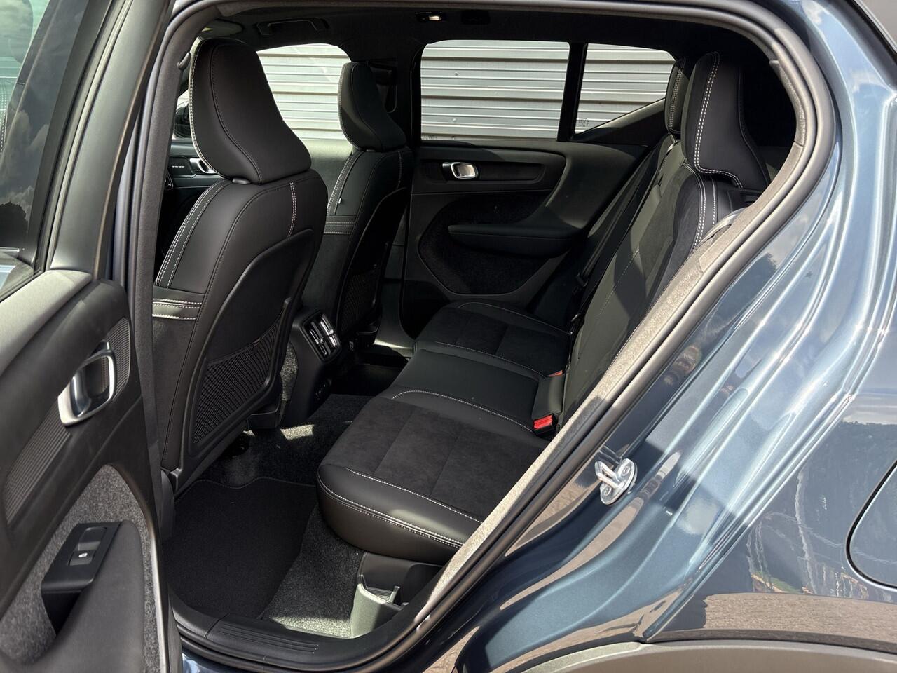 Volvo EX40 Extended Range Ultra Black Ed. 82 kWh / 20" Dark Velgen / Achterbank verwarmd / Donker getinte ramen /