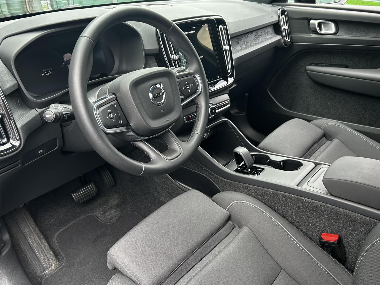 Volvo EX40 Single Motor Extended Range Business Ed. 82 kWh Parkeer camera, Verwarmde stoelen voor, Verwarmd stuurwiel, Extra getint glas, Trekhaak semi elektrisch