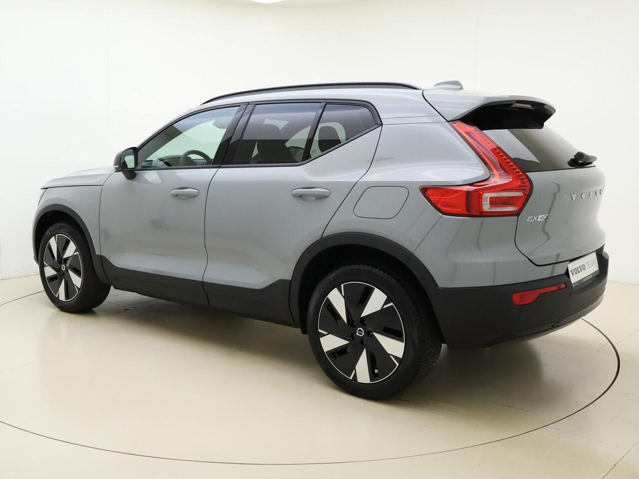 Volvo EX40 Extended Range Business Ed. / ¤ 5400,- voorraadkorting / NIEUW / DIRECT LEVERBAAR / 360 CAMERA / ADAPT. CRUISE / BLIS / GETINT GLAS / ALL SEASON / STOELVERWARMING /