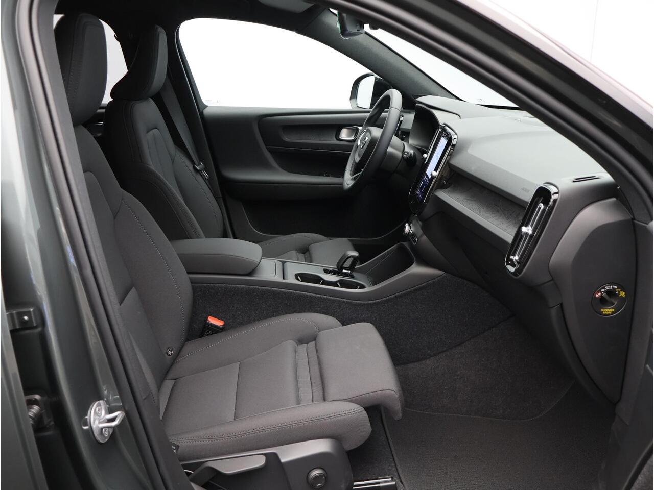 Volvo EX40 Single Motor Extended Range Plus 82 kWh / Stoel en stuurverwarming / Parkeercamera achter / BLIS / Pilot Assist / All Season banden / Extra getint glas achter /