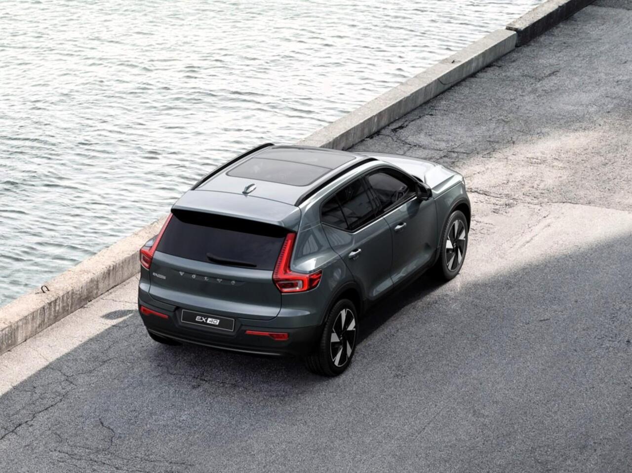 Volvo EX40 Single Motor Extended Range Plus Automaat / / Panoramadak / Microtech Nubuck bekleding / Privacy Glass / All seasonbanden / 17% bijtelling 2025