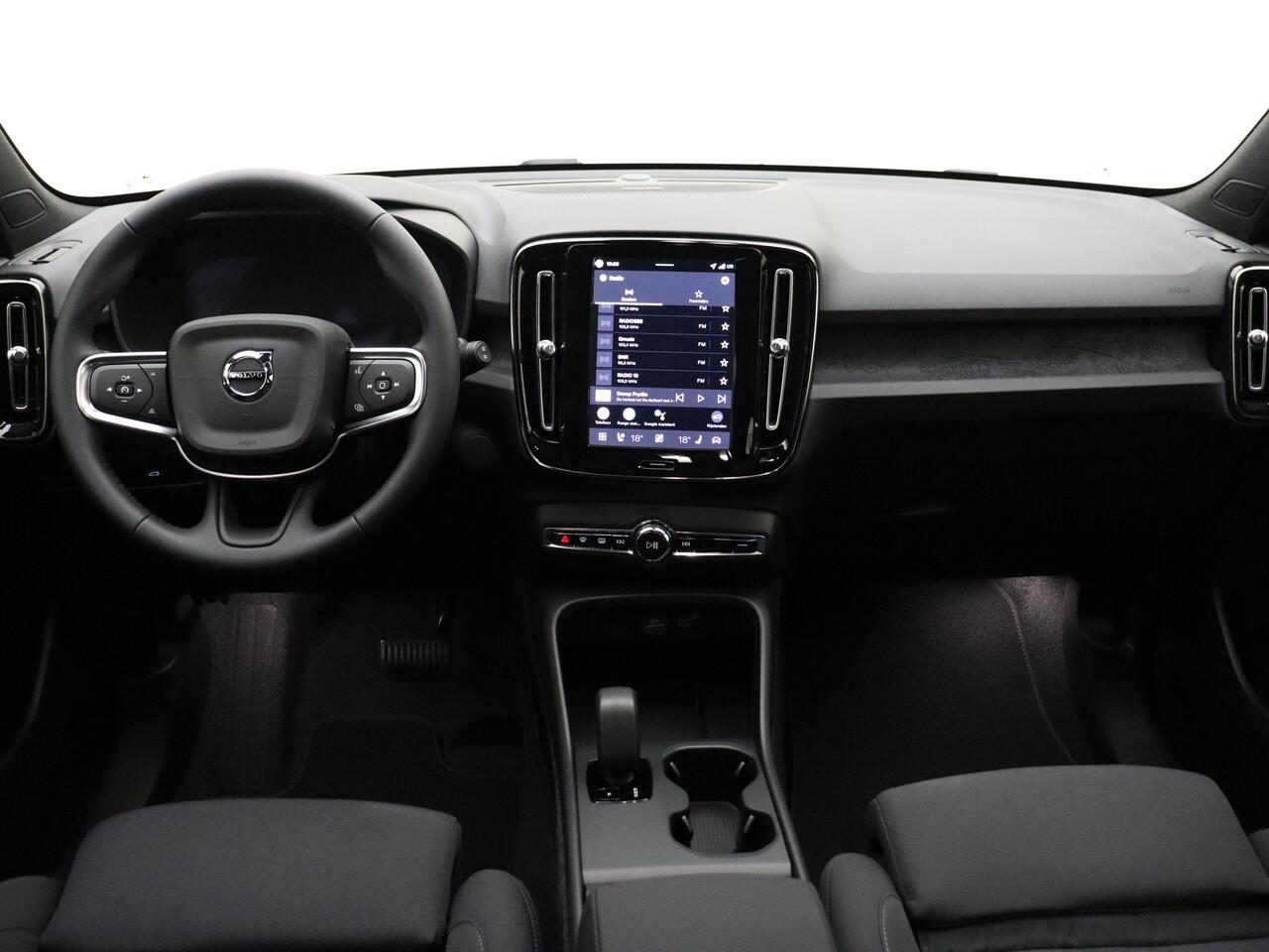 Volvo EX40 Extended Range Plus / Harman en Kardon audio / Stoel/- en stuurverwarming / Elektrische achterklep / Camera /