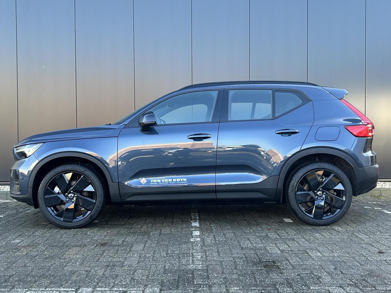 Volvo EX40 Single Motor Extended Range Plus Black Ed. 82 kWh / Harman Kardon / Stoel+Stuurverwarming / Adaptive Cruise / BLIS / Keyless /