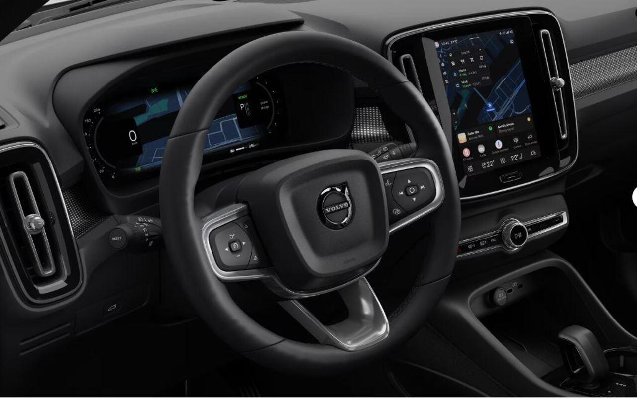 Volvo EX40 252PK Single Motor Extended Range 82 kWh Plus Black Edition / Lounge Pakket / Panoramadak / Extra getint glas / Dak in Black stone / 20'' velgen