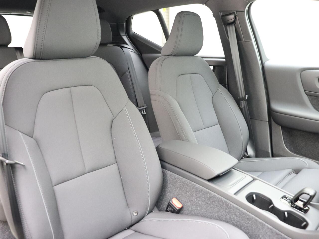 Volvo EX40 Extended Range Core / Adapt. Cruise / BLIS / 360 Camera / Stoel + Stuurw. verwarming / getint glas / 19'' Velgen /