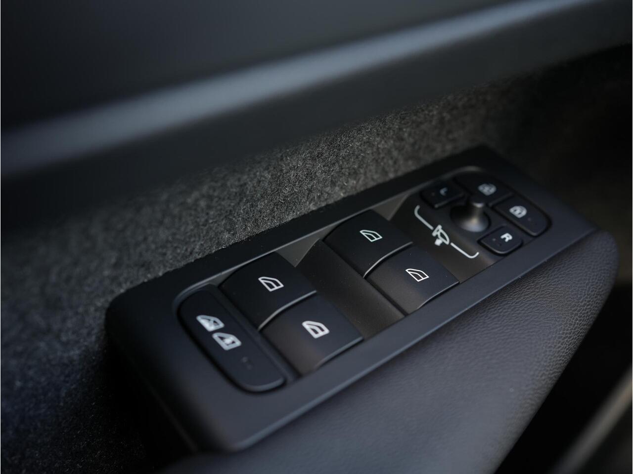 Volvo EX40 Single Motor Plus 70 kWh Plus - Intellisafe Assist & Surround - Parkeercamera achter - Verwarmde voorstoelen & stuur - Parkeersensoren voor & achter - Keyless - Elektr. bedienbare achterklep - Warmtepomp - Google Maps - 19' LMV