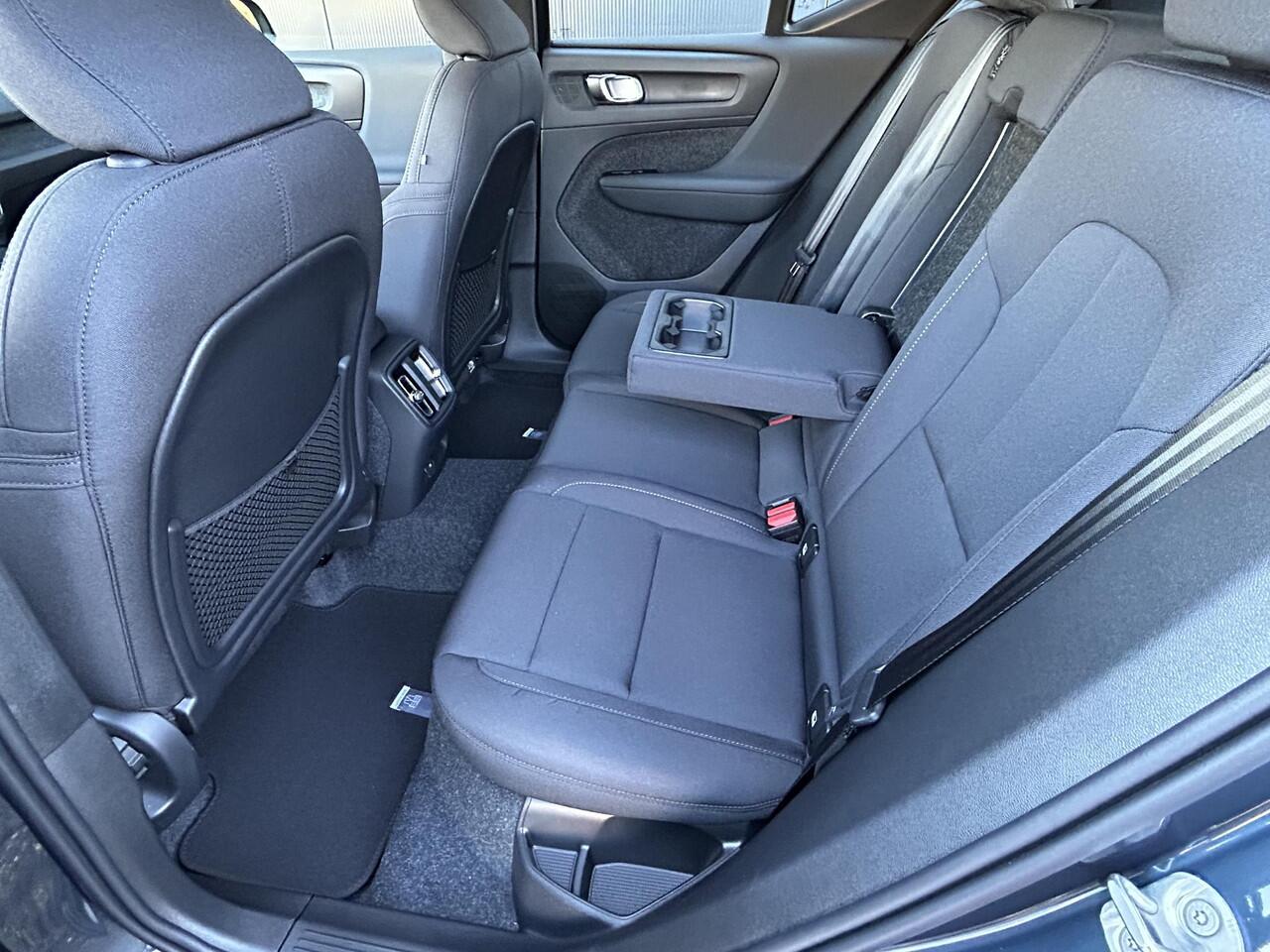 Volvo EX40 Single Motor Extended Range Plus Black Ed. 82 kWh / Harman Kardon / Stoel+Stuurverwarming / Adaptive Cruise / BLIS / Keyless /