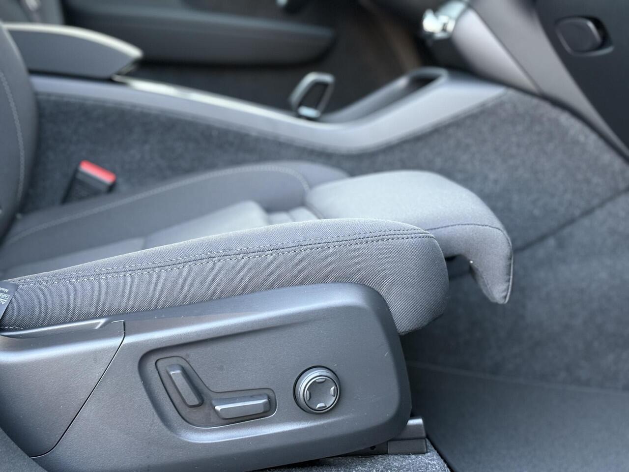 Volvo EX40 Single Motor Plus Europe 70 kWh | Stoel/stuurverwarming | Draadloze telefoon lader | DAB | Harman/Kardon | Parkeercamera | Adaptieve cruise control | Pilot assist | Keyless entry/drive |