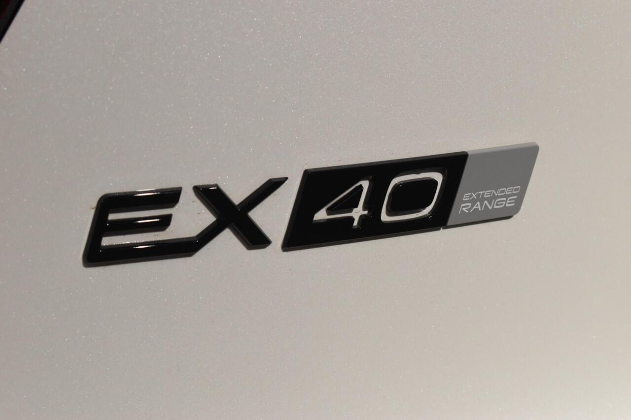 Volvo EX40 252PK Single Motor Ext. Range Plus Black Edition / Extra getint glas / 20'' velgen / Panoramadak / Zwart dak / Harman Kardon / Microtech/Nubuck