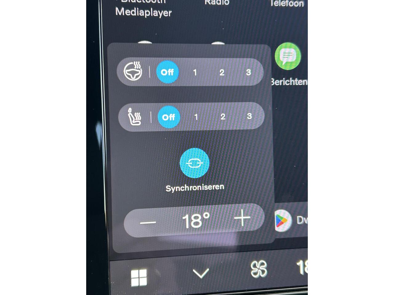 Volvo EX40 Single Motor Extended Range Plus 82 kWh Intellisafe climate line zwart dak All weather banden