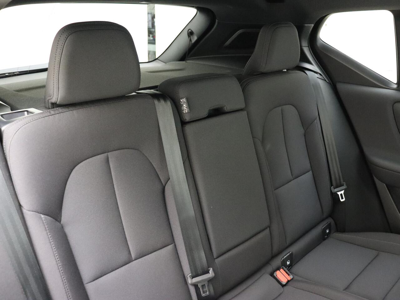 Volvo EX40 Extended Range Plus / Harman en Kardon audio / Stoel/- en stuurverwarming / Elektrische achterklep / Camera /