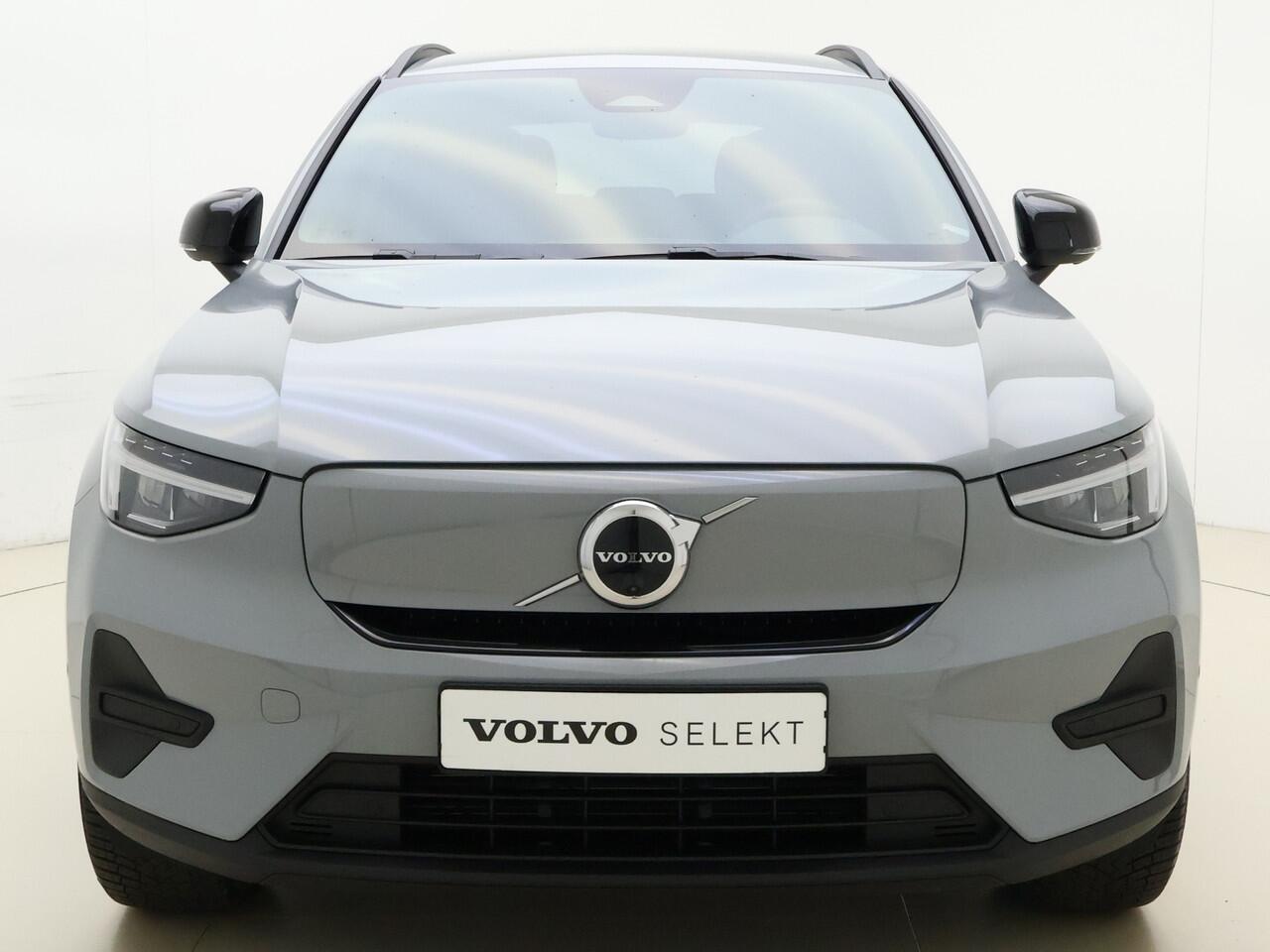 Volvo EX40 Extended Range Business Ed. / ¤ 5400,- voorraadkorting / NIEUW / DIRECT LEVERBAAR / 360 CAMERA / ADAPT. CRUISE / BLIS / GETINT GLAS / ALL SEASON / STOELVERWARMING /