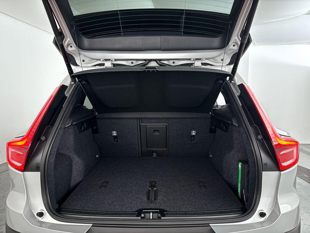 Volvo EX40 Single Motor Extended Range Plus 82 kWh | Stoel- en stuurverwarming | Getint glas