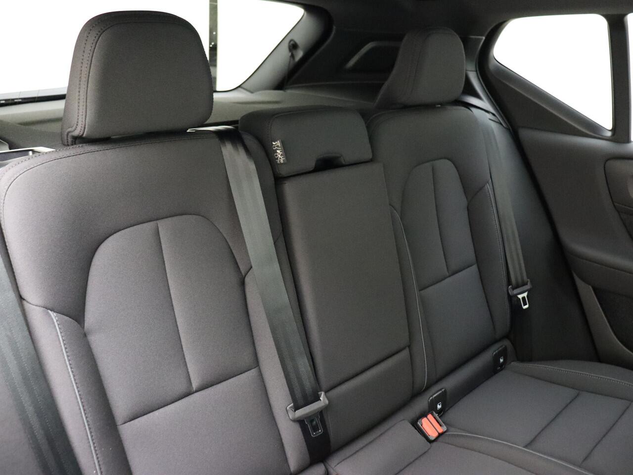 Volvo EX40 Extended Range Business Edition / Voorraadkorting ¤ 4800,- / Adapt. Cruise / BLIS / 360 Camera / Stoel + Stuurw. verwarming / getint glas / 19'' Velgen /