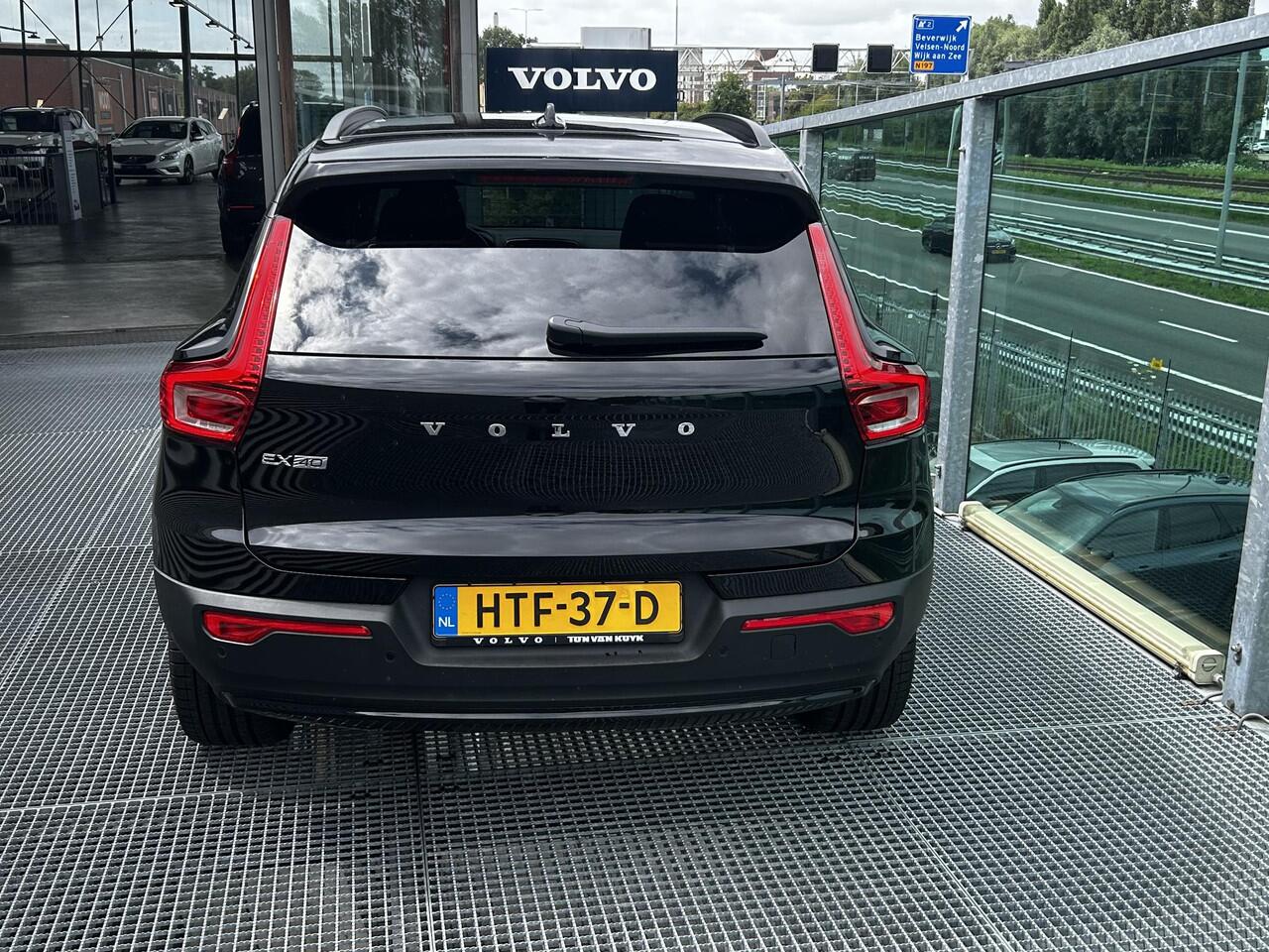 Volvo EX40 Single Motor Extended Range Business Ed. 82 kWh Parkeer camera, Verwarmde stoelen voor, Verwarmd stuurwiel, Extra getint glas, Trekhaak semi elektrisch